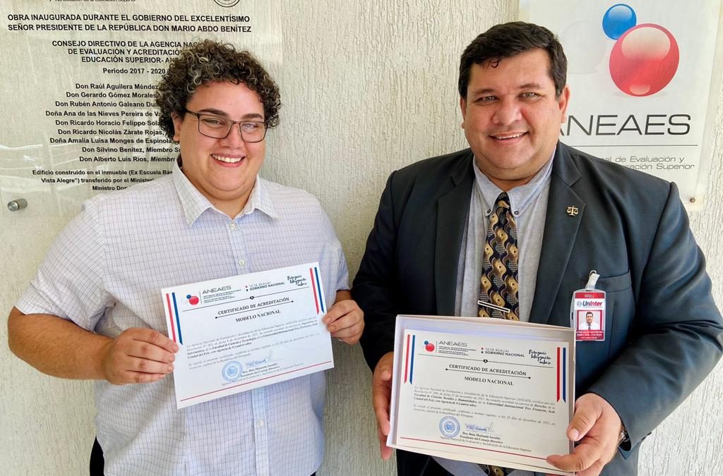 Entrega de Certificados de Acreditación de la Agencia Nacional de Acreditación y Evaluación de la Educación Superior (ANEAES).