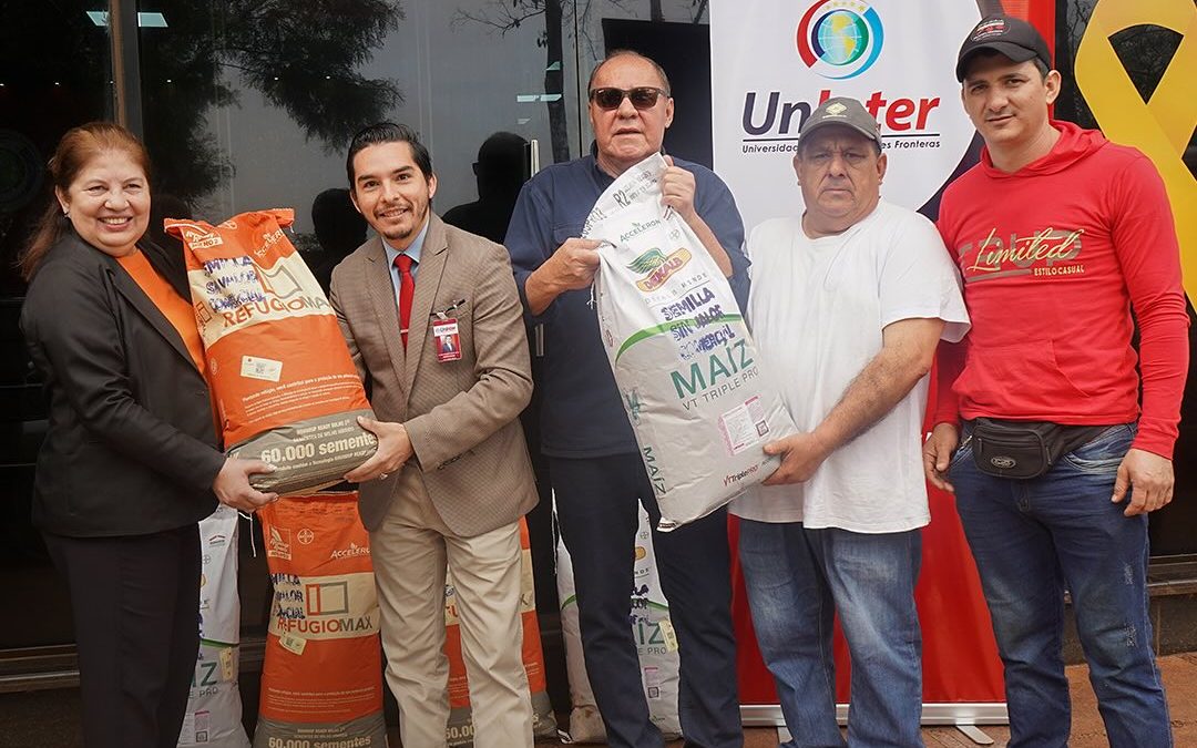 Estudiantes y funcionarios de la UnInter reciben donación de semillas