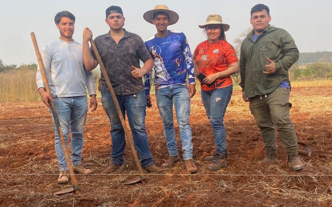 Práctica de Siembra de Abono Verde de Verano en el Campo Experimental de la UNINTER